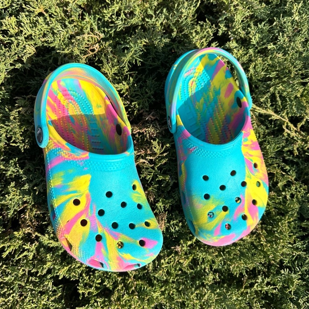 CROCS KIDS CLASSIC MARBLED TYE DYE CLOGS Size J2 Sandals - Picture 4 of 10